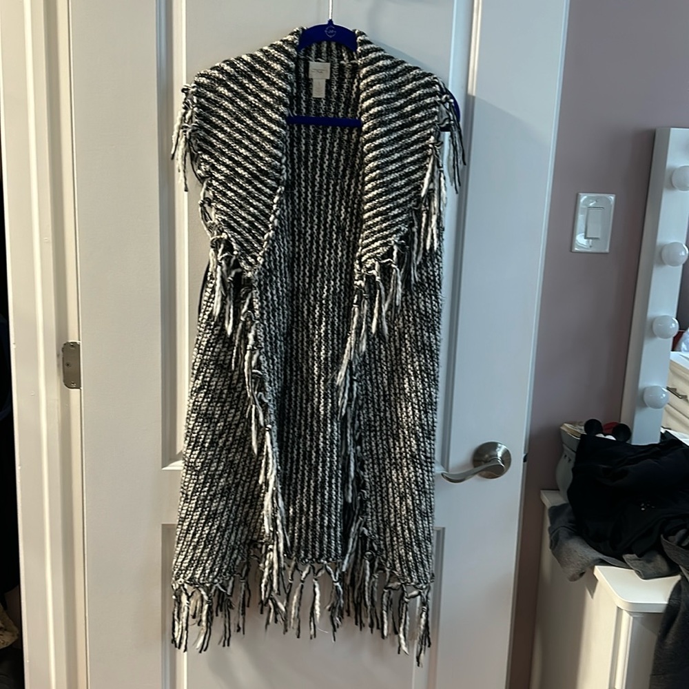 Chico’s blk & wht long sleeveless sweater size 1 in Chico’s size 12-14  ex con
